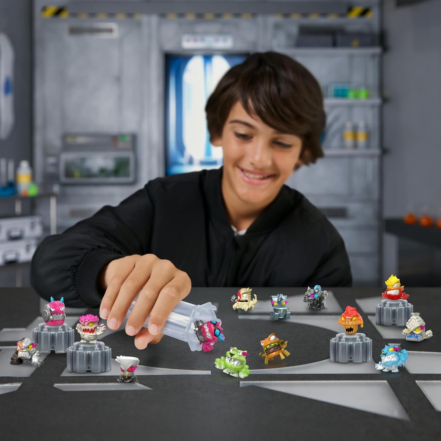 MrBeast Lab Swarms Serie 3 – 14er-Pack Steel Slushee Edition der Hyper Fusion-Serie. Verschmelze, baue und entfessle das Chaos!