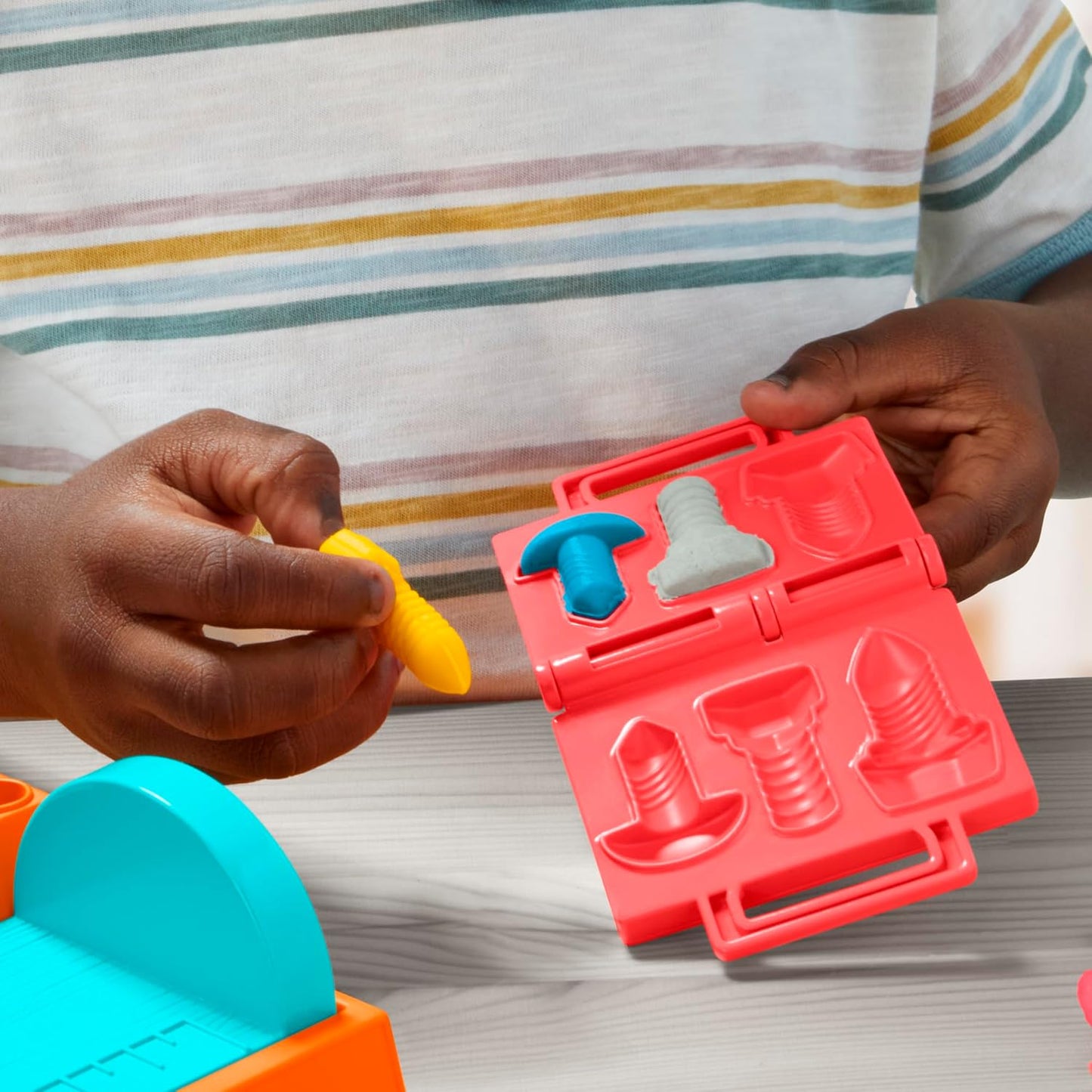 Play-Doh Stampo e sega Banco per attrezzi Playset Laboratorio di costruzione per bambini dai 3 anni in su
