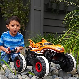 Hot Wheels Monster Trucks Unstoppable Tiger Shark RC avec technologie Terrain Stomp