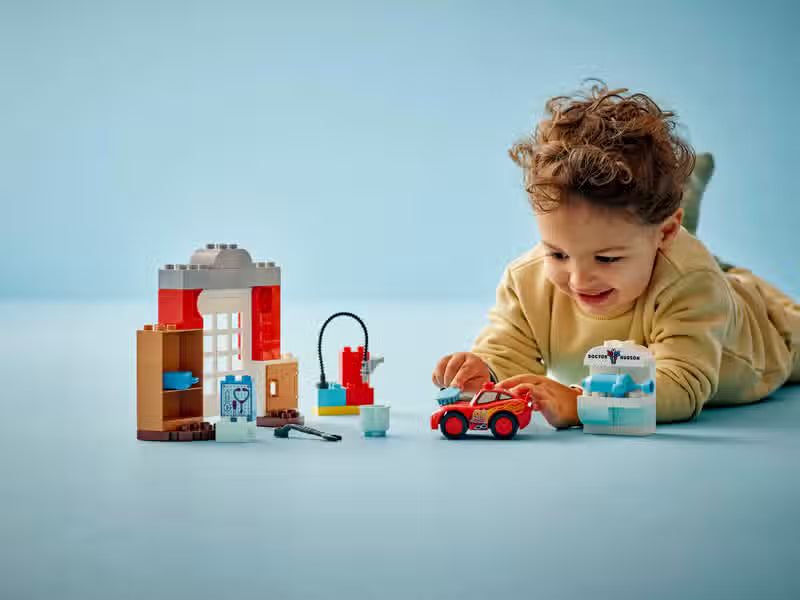 Disney und Pixar Cars Besuch in der Garage von McQueen und Mater (10456)