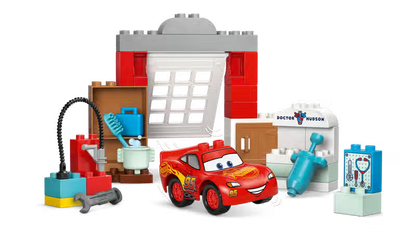 Disney und Pixar Cars Besuch in der Garage von McQueen und Mater (10456)