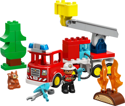 Feuerwehrauto mit Schlauch und Feuerwehrmann (10473)