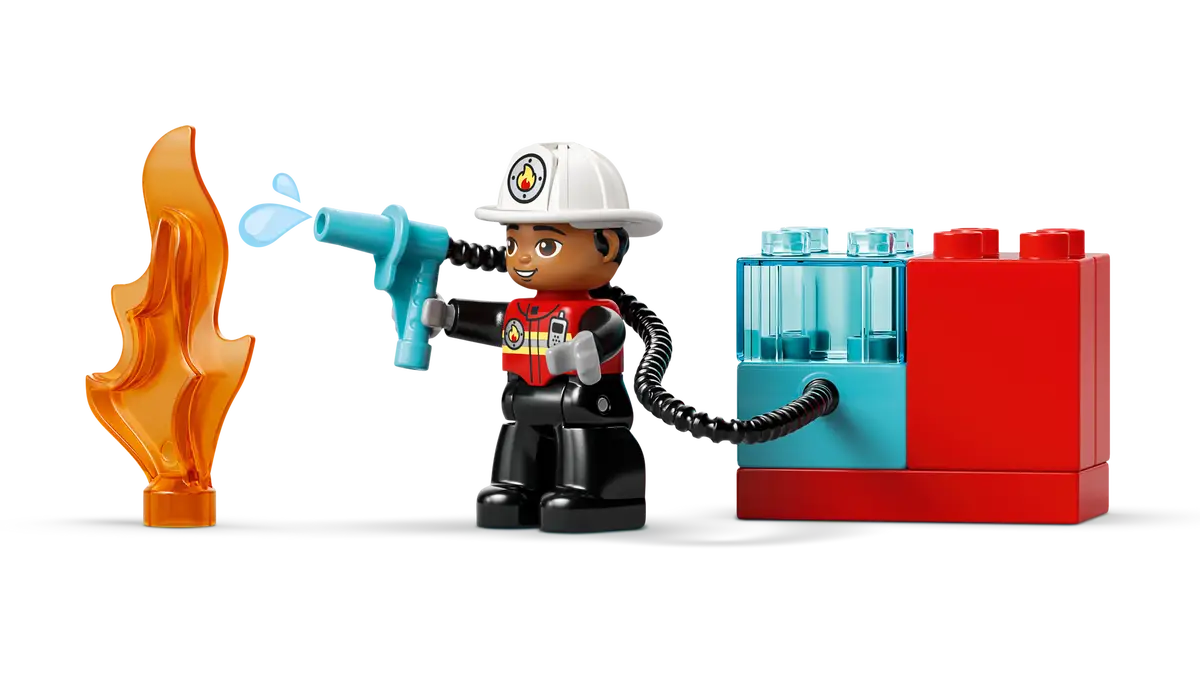 Feuerwehrauto mit Schlauch und Feuerwehrmann (10473)