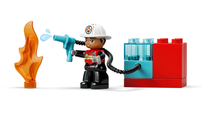 Feuerwehrauto mit Schlauch und Feuerwehrmann (10473)
