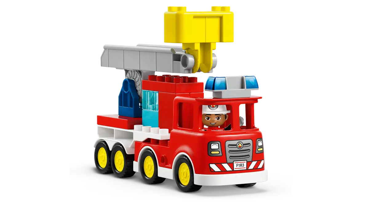Feuerwehrauto mit Schlauch und Feuerwehrmann (10473)