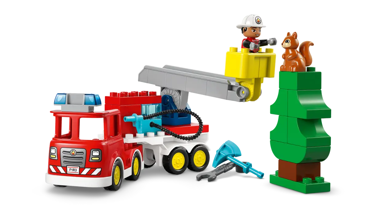 Feuerwehrauto mit Schlauch und Feuerwehrmann (10473)