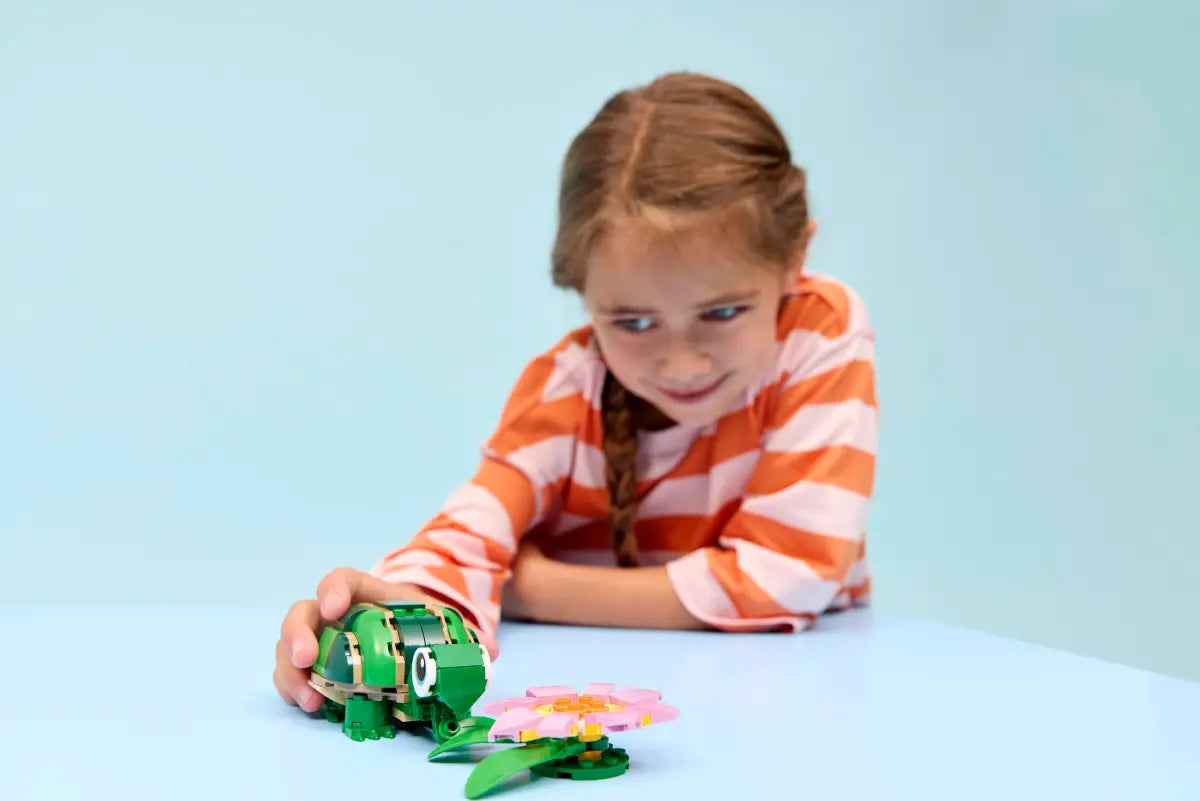Schildkröte mit Seerosenblume (31377)