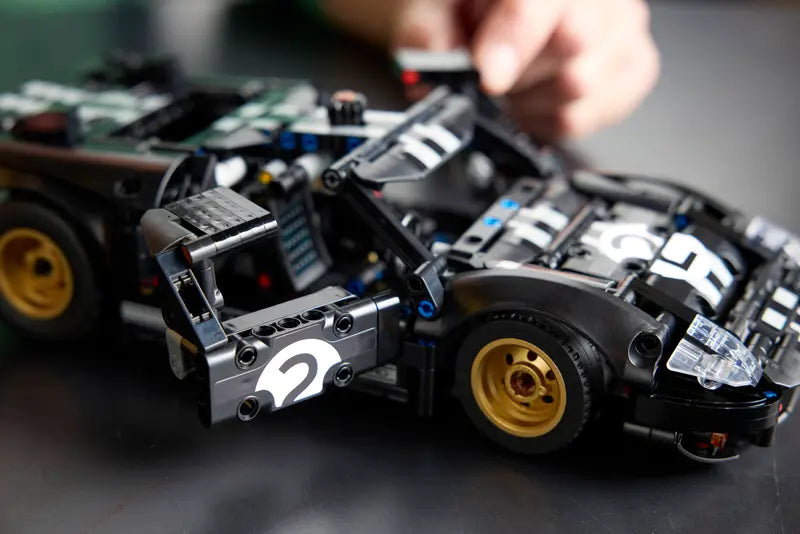 Auto da corsa Ford GT40 MKII del 1966 (42223)