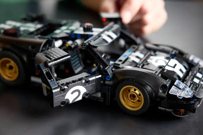 Auto da corsa Ford GT40 MKII del 1966 (42223)