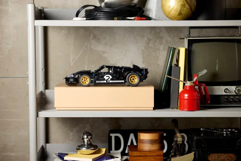 Auto da corsa Ford GT40 MKII del 1966 (42223)
