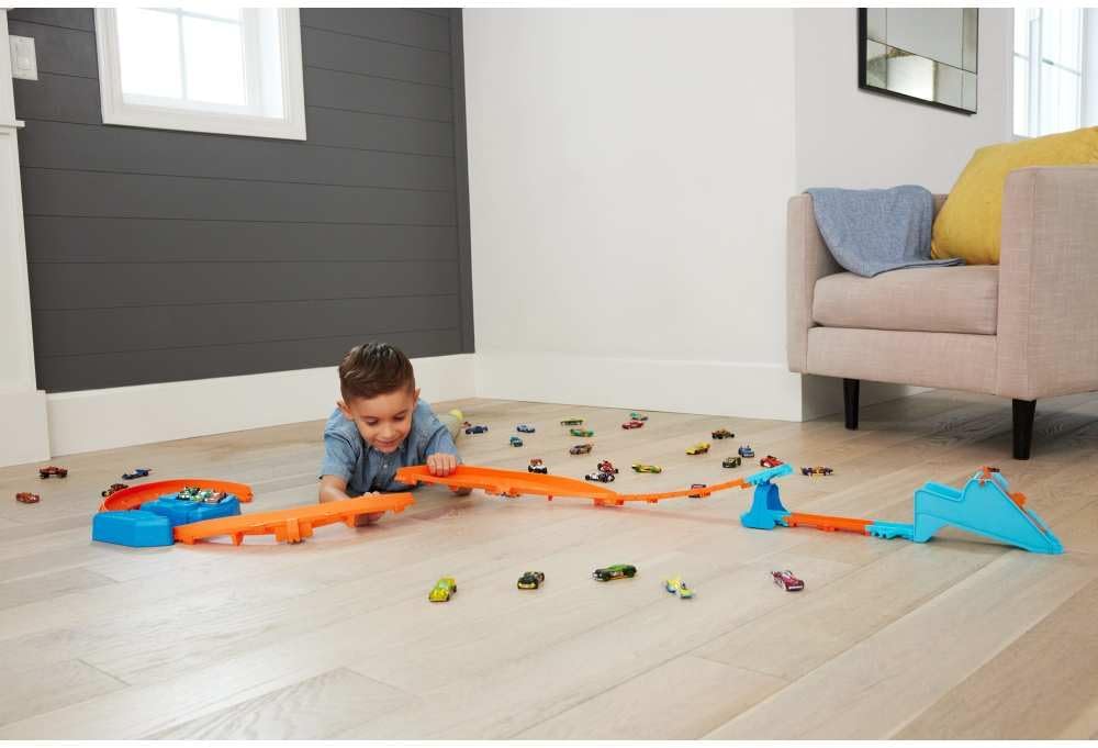 Hot Wheels Track Builder Deluxe-Bauset mit motorisiertem Gaspedal und Auto