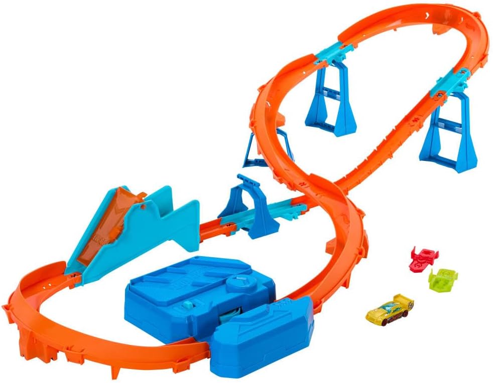 Hot Wheels Track Builder Deluxe-Bauset mit motorisiertem Gaspedal und Auto