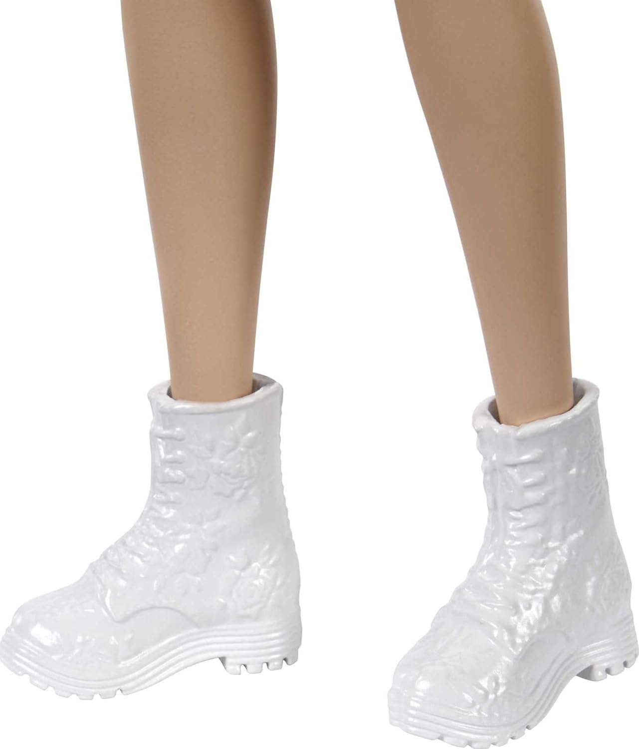 Barbie Fashionistas-Puppe mit langen brünetten Haaren, einem gemusterten orangefarbenen Kleid, weißen Schuhen und einem gelben Halsband