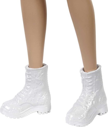 Barbie Fashionistas-Puppe mit langen brünetten Haaren, einem gemusterten orangefarbenen Kleid, weißen Schuhen und einem gelben Halsband