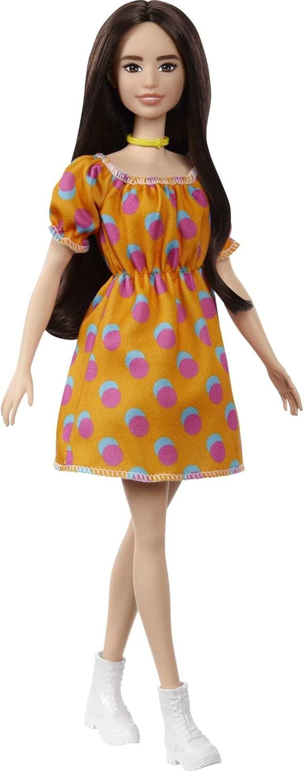 Barbie Fashionistas-Puppe mit langen brünetten Haaren, einem gemusterten orangefarbenen Kleid, weißen Schuhen und einem gelben Halsband
