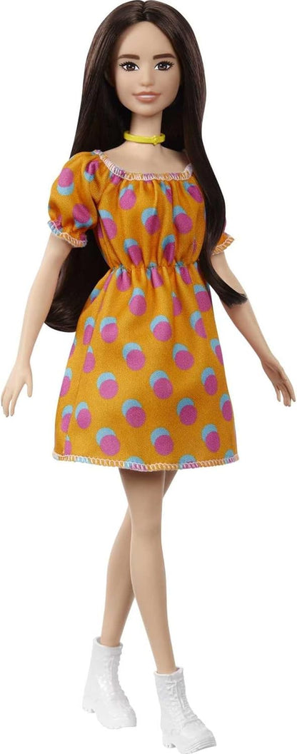 Barbie Fashionistas-Puppe mit langen brünetten Haaren, einem gemusterten orangefarbenen Kleid, weißen Schuhen und einem gelben Halsband