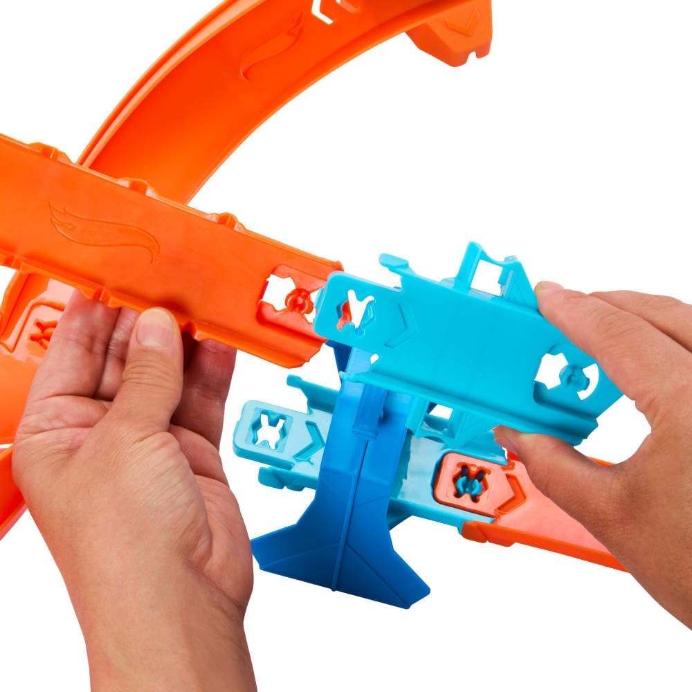 Hot Wheels Track Builder Deluxe-Bauset mit motorisiertem Gaspedal und Auto