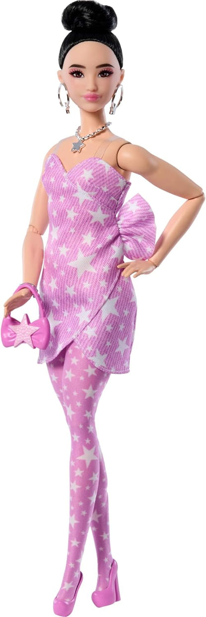 Barbie-Puppe im Deluxe-Stil in rosa Denim-Kleid mit Sternenmuster und passenden Strumpfhosen