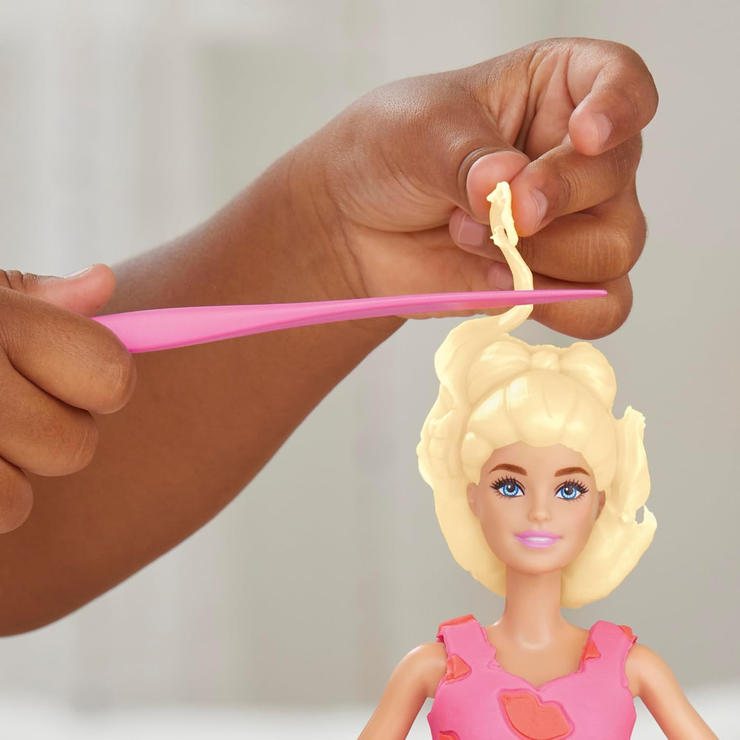 Play-Doh Barbie Designer-Modenschau-Set. Kreieren Sie Puppenkleidung mit 21 Modeaccessoires und 6 Play-Doh-Farben ab 5 Jahren