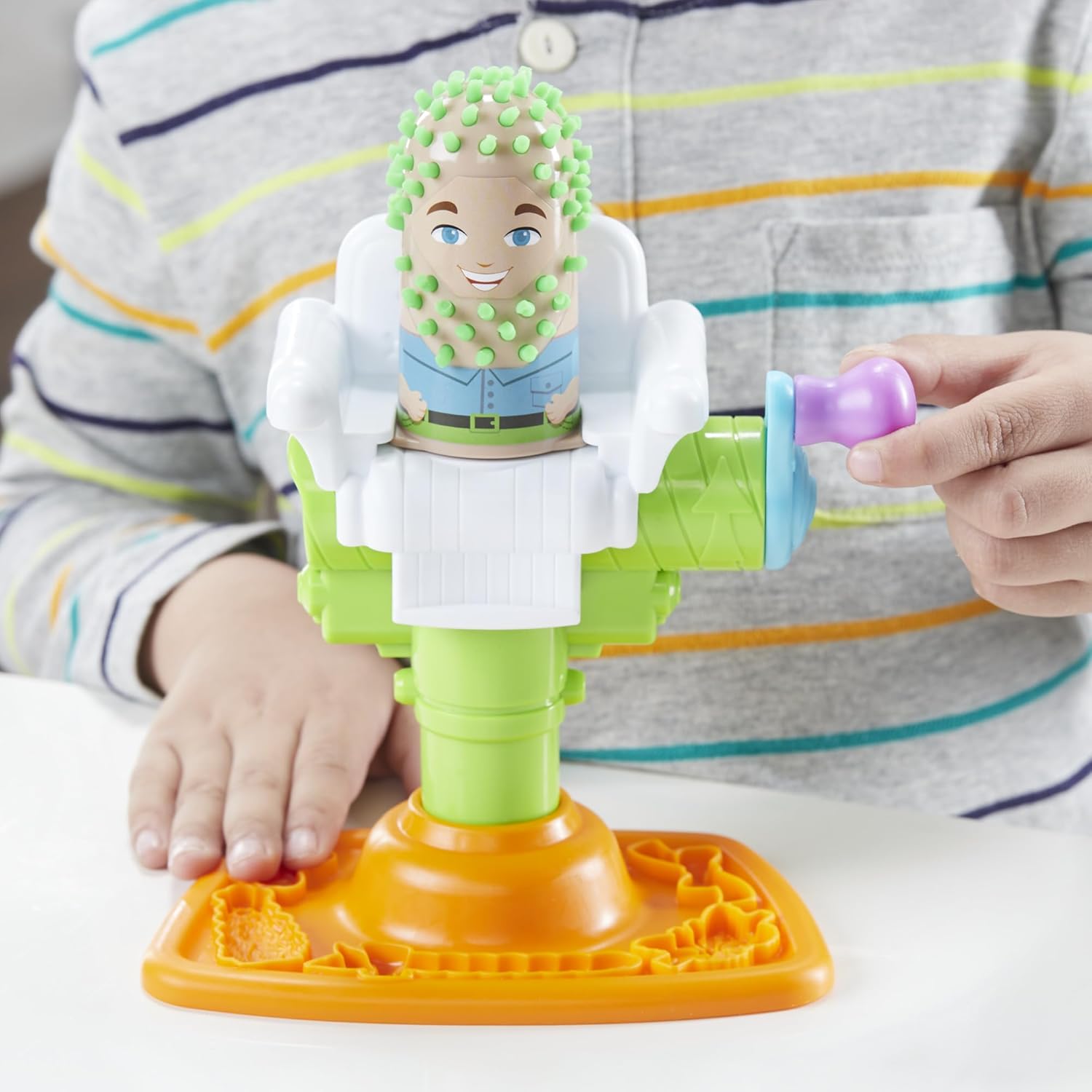 Play-Doh Buzz ’n Cut Fuzzy Pumper Barber Shop-Set, elektrischer Summer und 5 Farben, ab 3 Jahren
