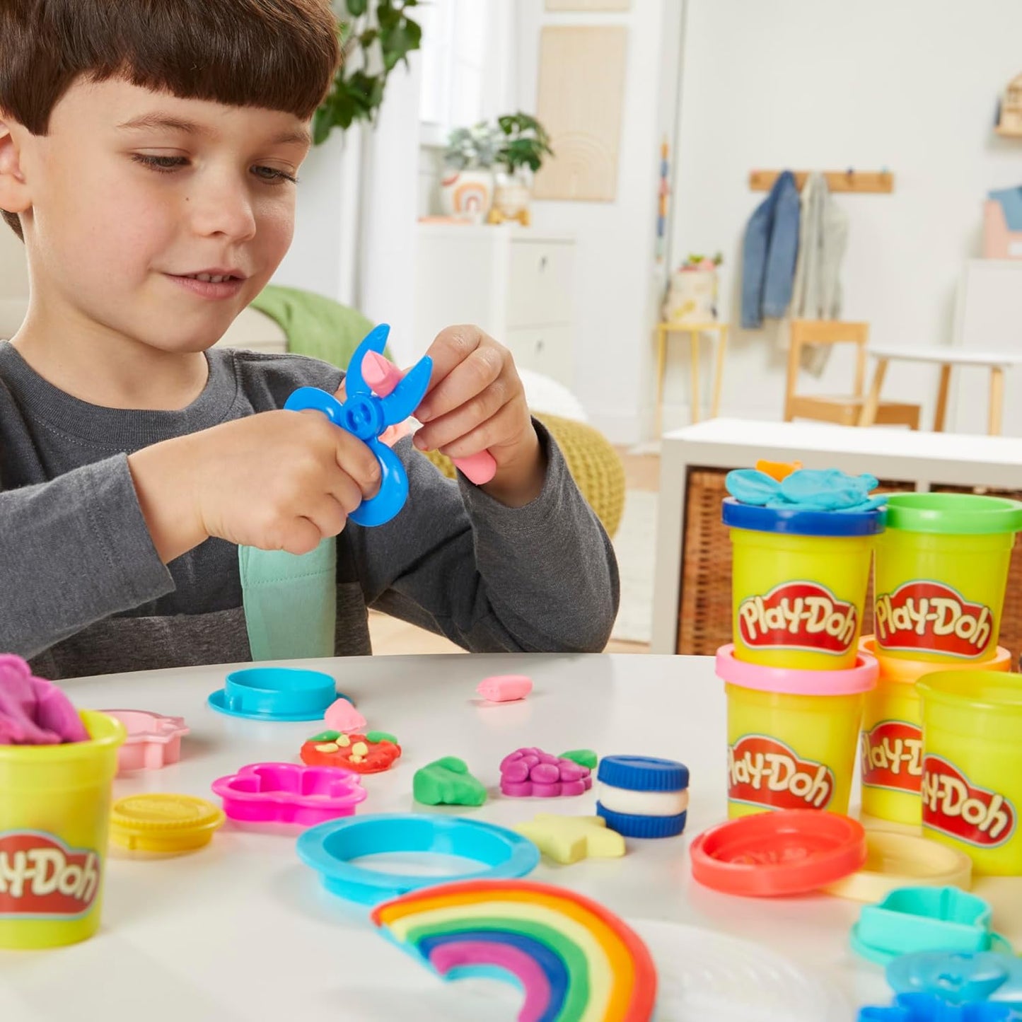 Play-Doh Holiday-Werkzeugset, 43 Zubehörteile und 10 Farben, ganzjähriges Kunst- und Bastelset für Kinder ab 3 Jahren