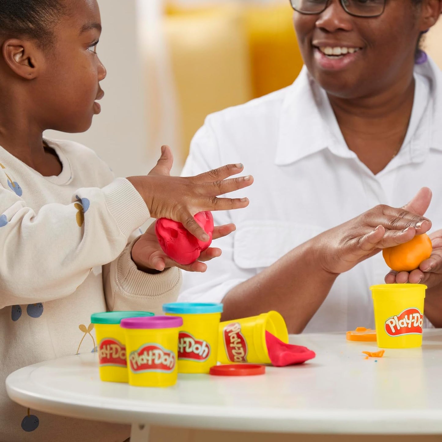Play-Doh Fun Tub-Set mit 19 Zubehörteilen, 5 Farben und wiederverwendbarem Aufbewahrungsbehälter ab 3 Jahren