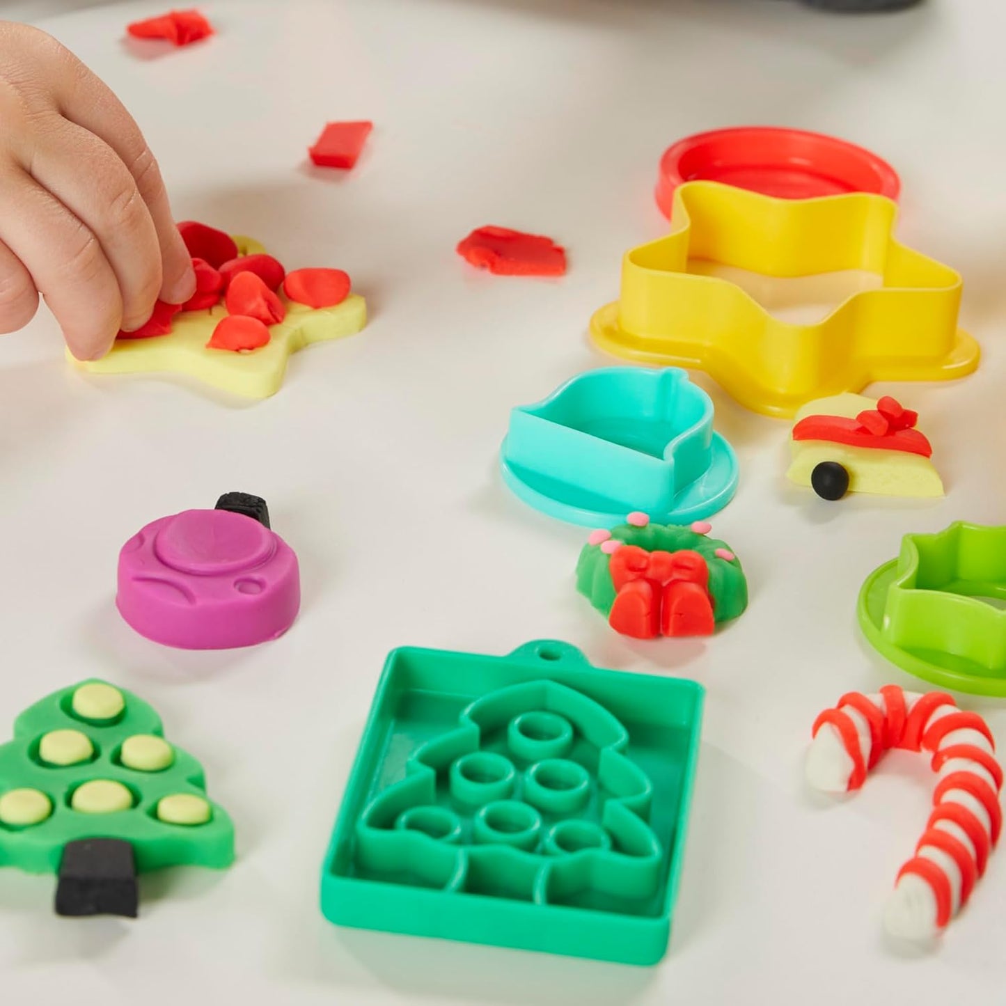Play-Doh Holiday-Werkzeugset, 43 Zubehörteile und 10 Farben, ganzjähriges Kunst- und Bastelset für Kinder ab 3 Jahren