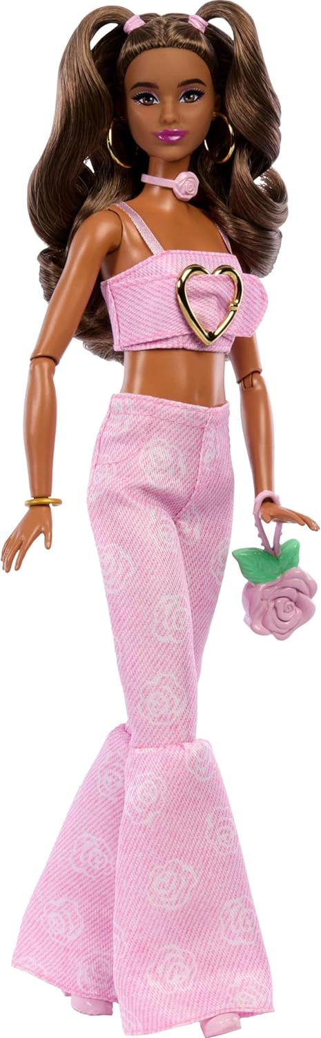 Poupée Barbie Deluxe dans un haut court en denim rose associé à un jean évasé à imprimé rose