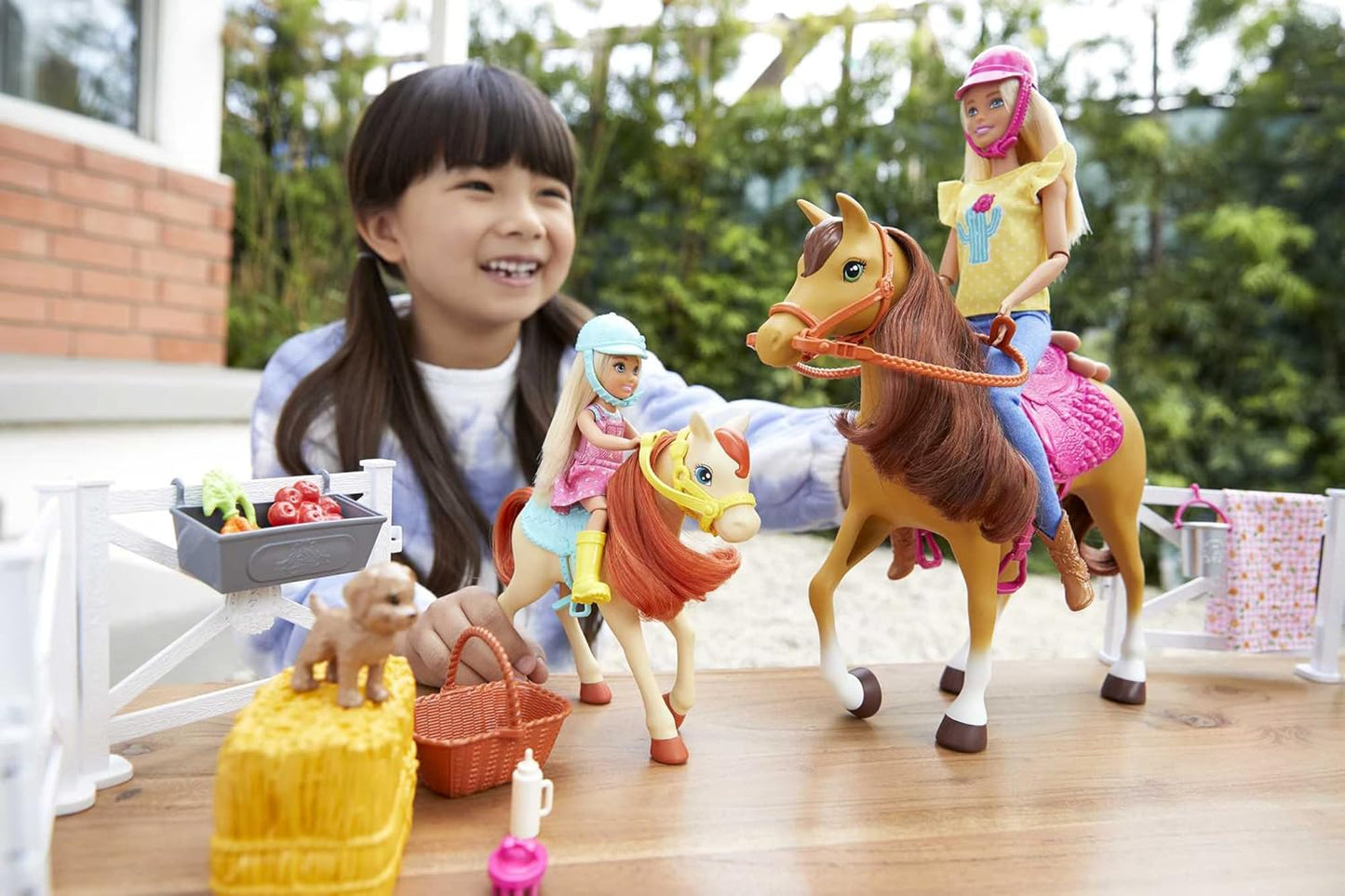 Barbie Hugs 'n Horses Spielset mit Barbie- und Chelsea-Puppen, 2 Pferden mit Wackelköpfen und mehr als 15 Zubehörteilen ab 3 Jahren