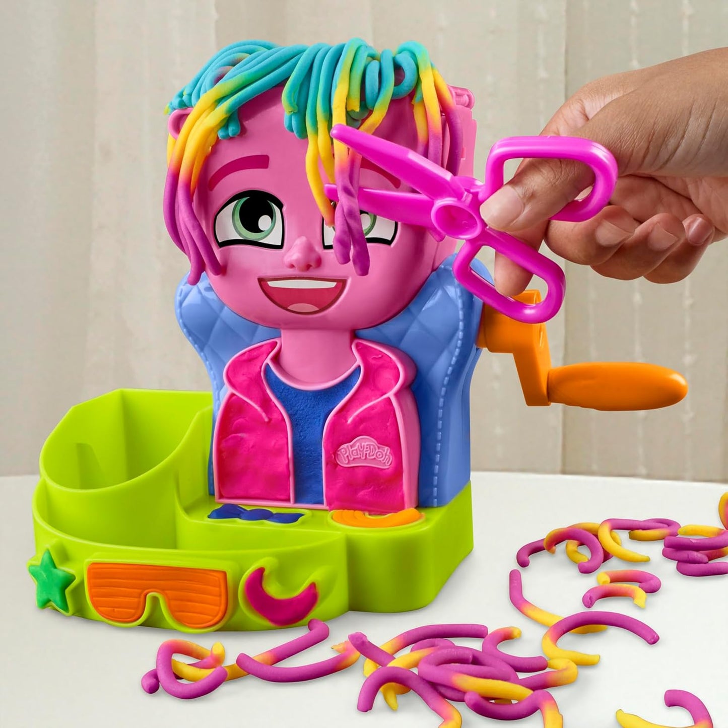 Play-Doh Hair Stylin’ Salon-Spielset. Erstellen Sie verrückte Frisuren mit 6 Play-Doh-Farben. Rollen Sie ein Salonspielzeug für Kinder ab 3 Jahren