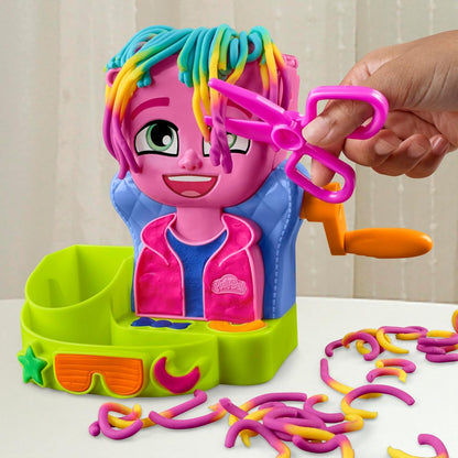 Play-Doh Hair Stylin’ Salon-Spielset. Erstellen Sie verrückte Frisuren mit 6 Play-Doh-Farben. Rollen Sie ein Salonspielzeug für Kinder ab 3 Jahren