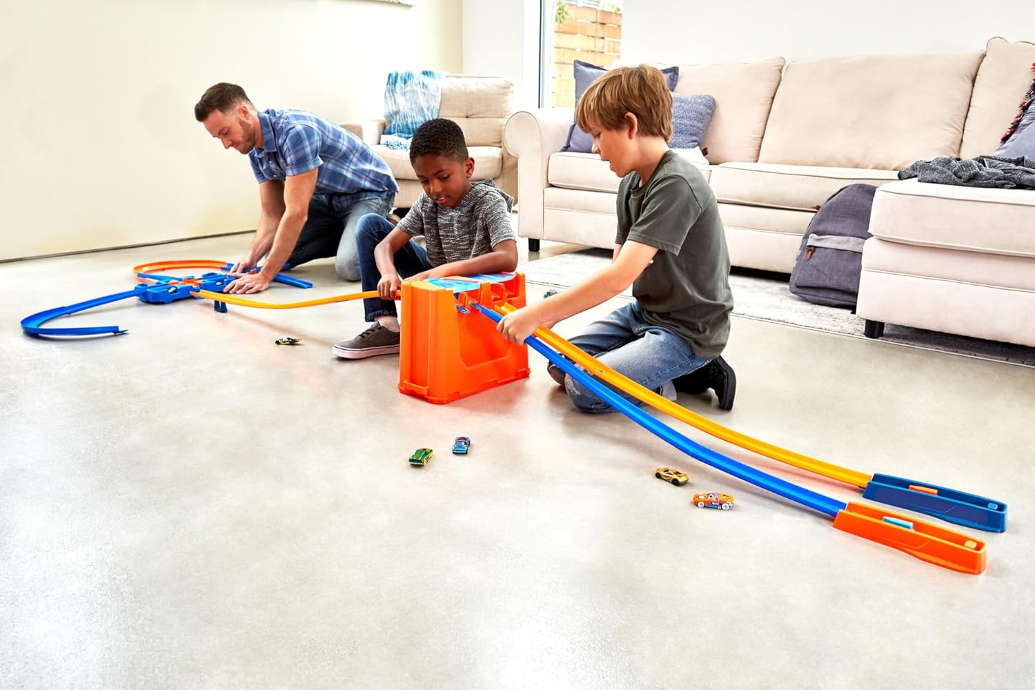 Hot Wheels Track Builder Deluxe Stunt-Box mit Gleisen, Zubehör und 2 Autos