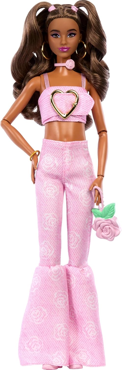 Barbie Deluxe Style Doll con top corto in denim rosa abbinato a jeans a zampa con stampa di rose