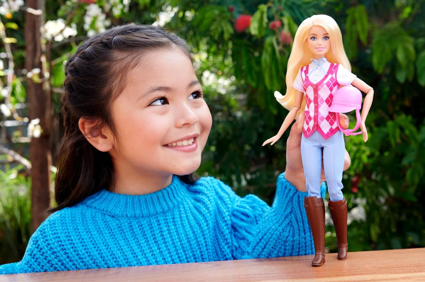 Barbie „Malibu“-Puppe in rosa Argyle-Reitweste, Hose, Stiefeln und Helm