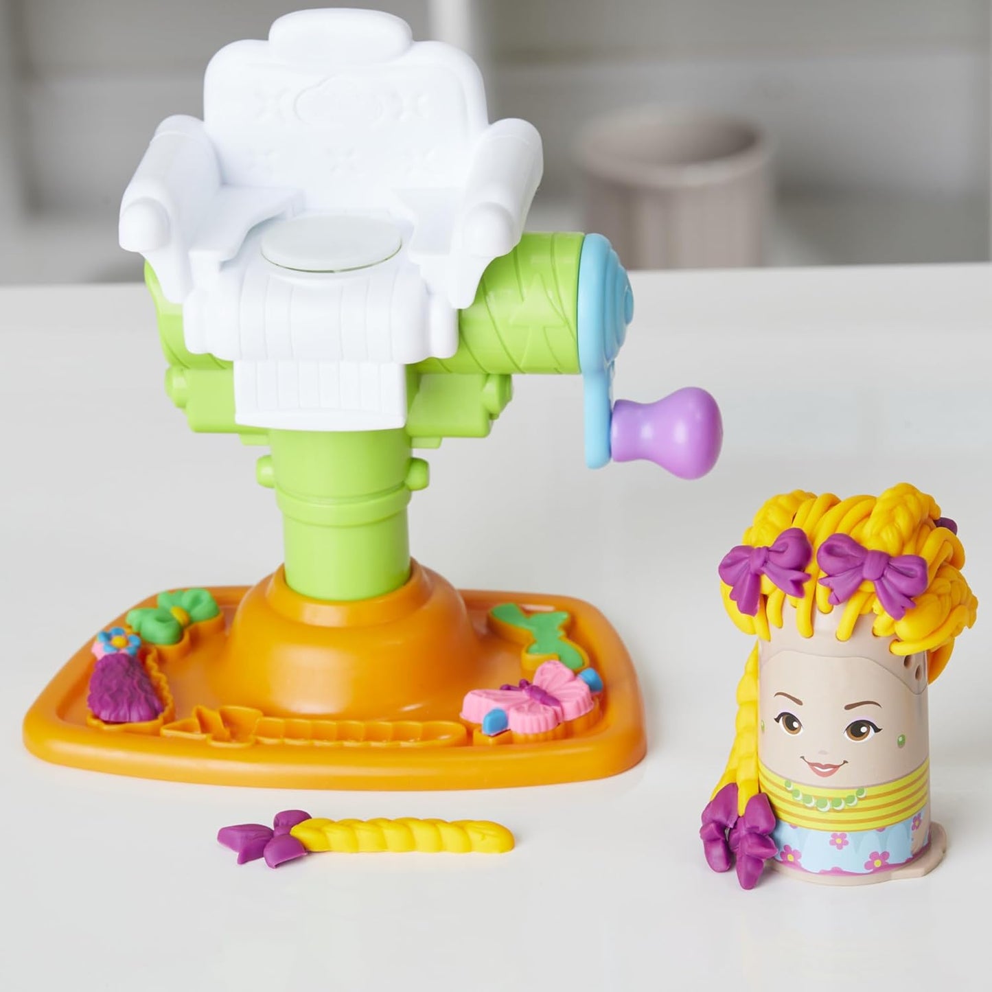 Play-Doh Buzz ’n Cut Fuzzy Pumper Barber Shop-Set, elektrischer Summer und 5 Farben, ab 3 Jahren