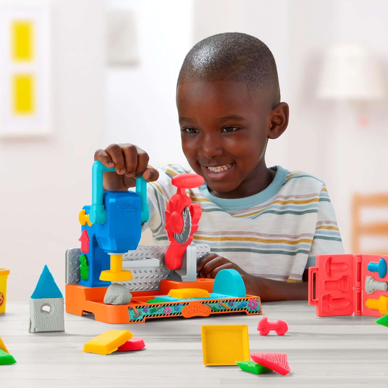 Play-Doh Stempel- und Sägewerkzeugbank, Spielset, Bauwerkstatt für Kinder ab 3 Jahren