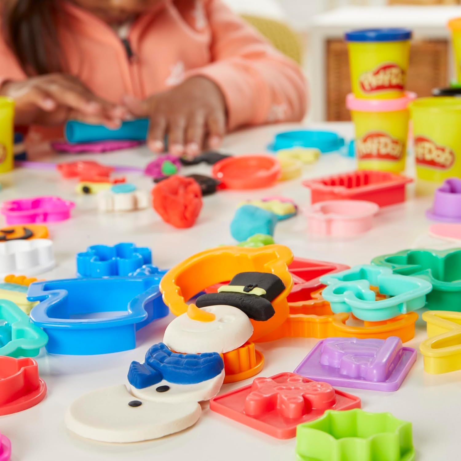 Play-Doh Holiday-Werkzeugset, 43 Zubehörteile und 10 Farben, ganzjähriges Kunst- und Bastelset für Kinder ab 3 Jahren