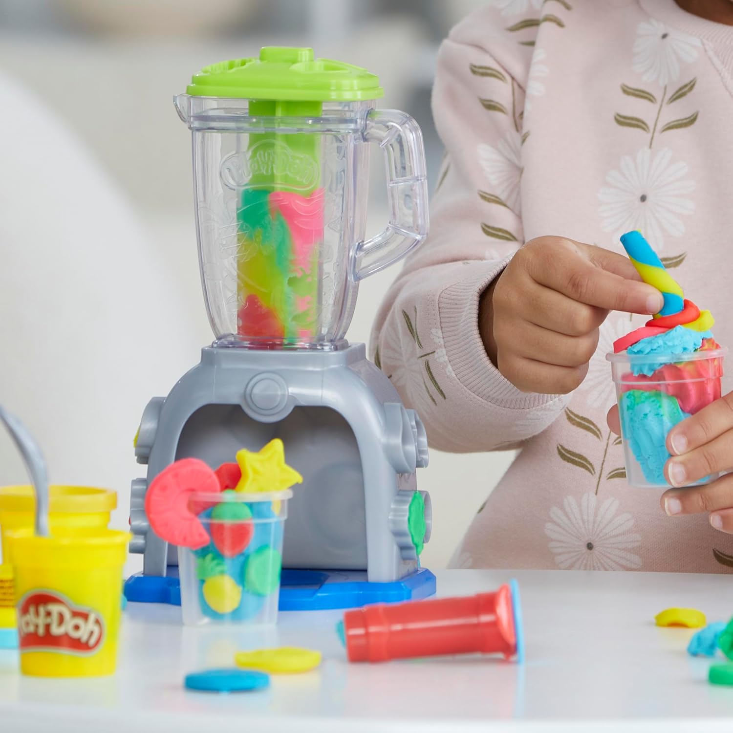 Play-Doh Swirlin‘ Smoothies Spielzeugmixer-Spielset, Kinderspielküchenset mit 5 Farben ab 3 Jahren