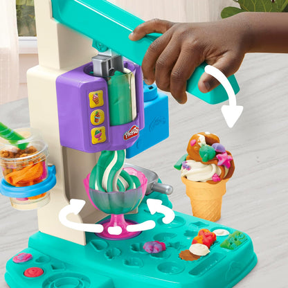 Das Play-Doh Rainbow Swirl Ice Cream-Spielset enthält 7 Küchenzubehörteile