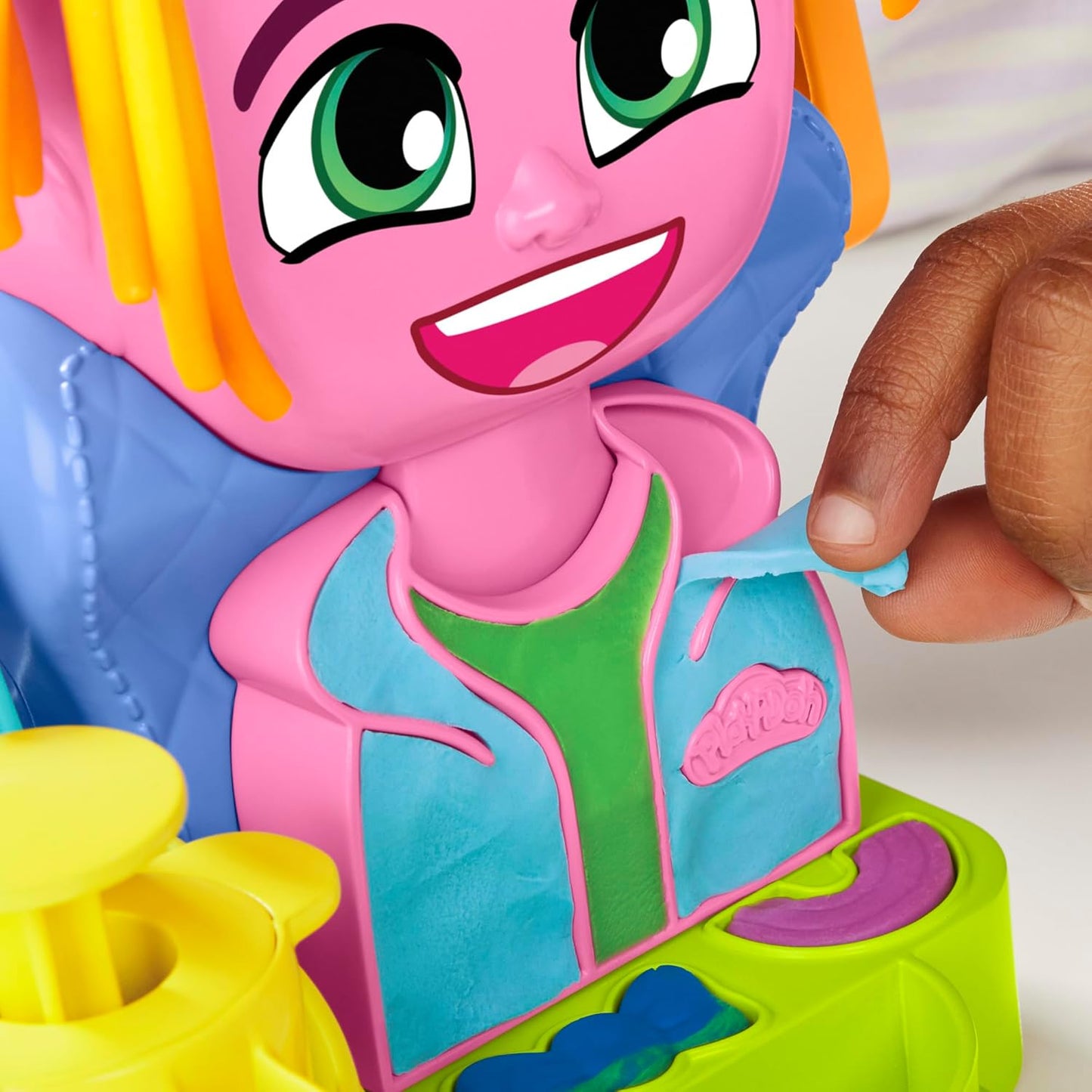Play-Doh Hair Stylin’ Salon-Spielset. Erstellen Sie verrückte Frisuren mit 6 Play-Doh-Farben. Rollen Sie ein Salonspielzeug für Kinder ab 3 Jahren