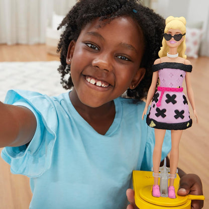 Play-Doh Barbie Designer-Modenschau-Set. Kreieren Sie Puppenkleidung mit 21 Modeaccessoires und 6 Play-Doh-Farben ab 5 Jahren
