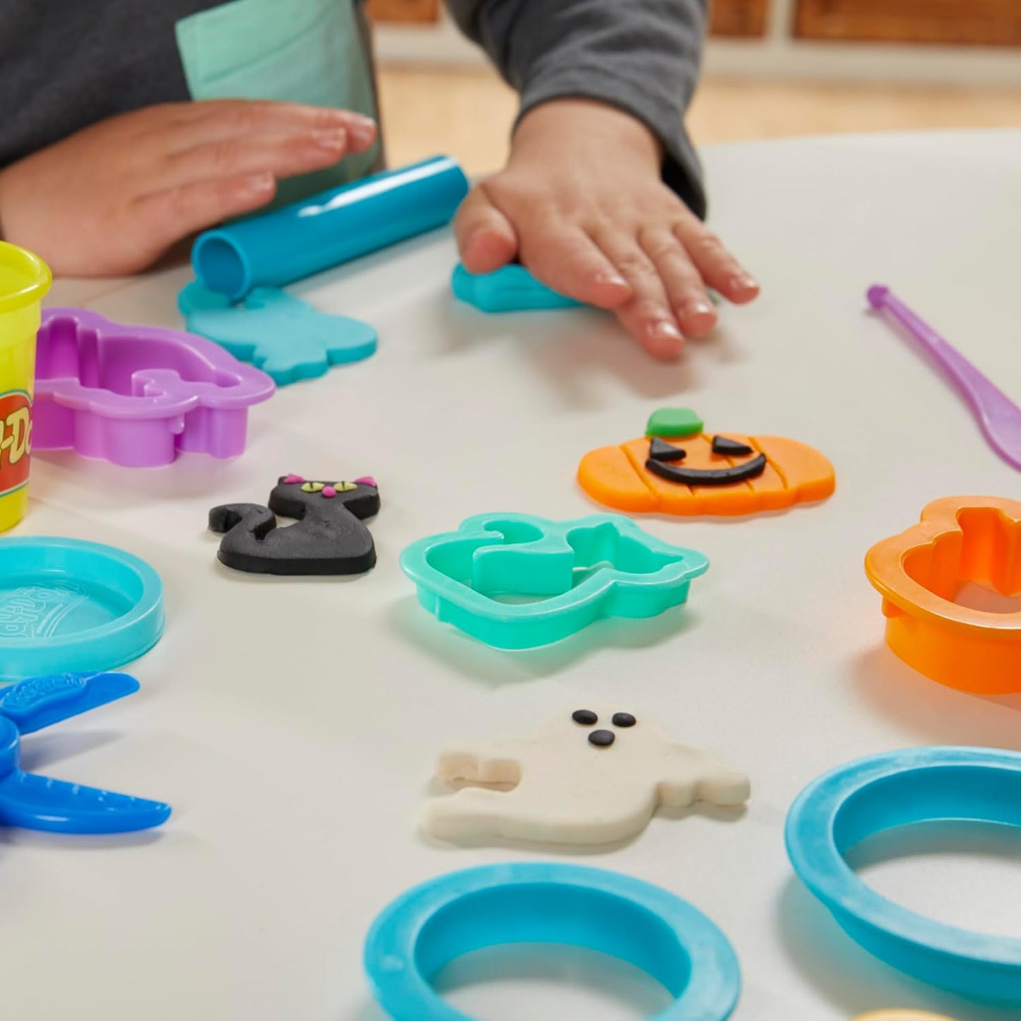 Play-Doh Holiday-Werkzeugset, 43 Zubehörteile und 10 Farben, ganzjähriges Kunst- und Bastelset für Kinder ab 3 Jahren