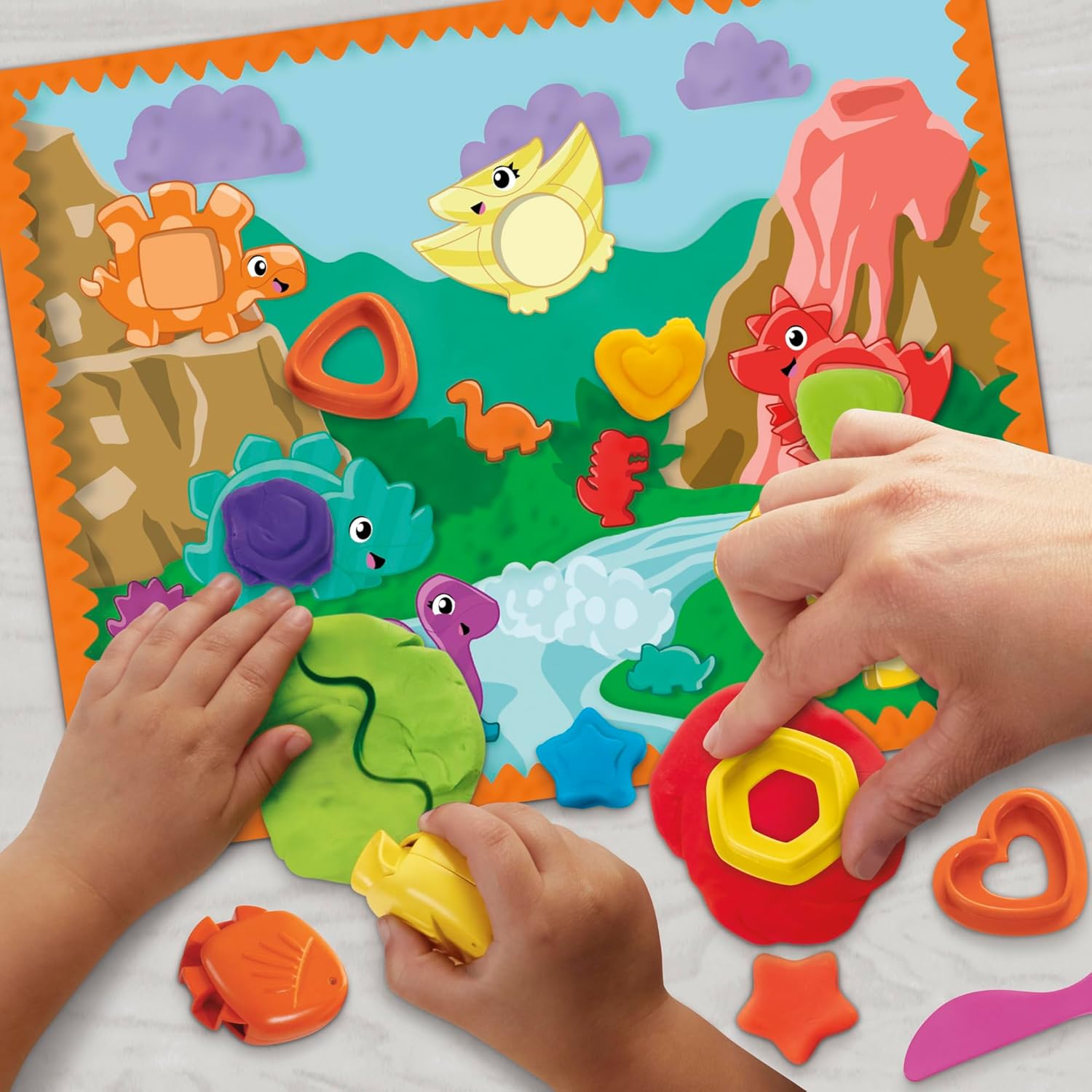 Play-Doh Formen und Farben Dino-Starter-Set, sensorisches Dinosaurier-Spielset für Kinder ab 2 Jahren, 11 Zubehörteile und 6 Farben