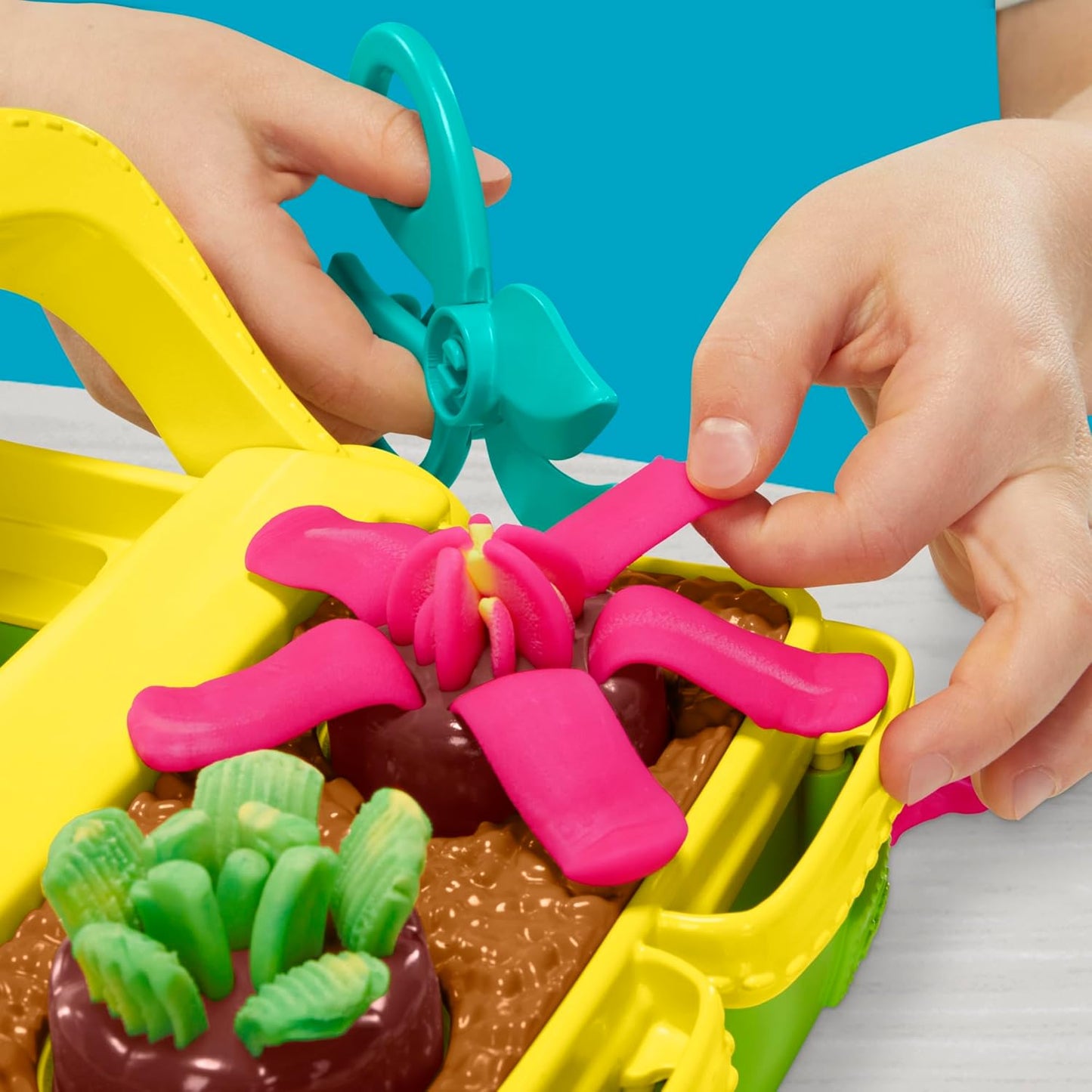 Play-Doh Blooming Flower Garden Spielset, von der Natur inspiriertes Kunst- und Bastelspielzeug für Kinder ab 3 Jahren