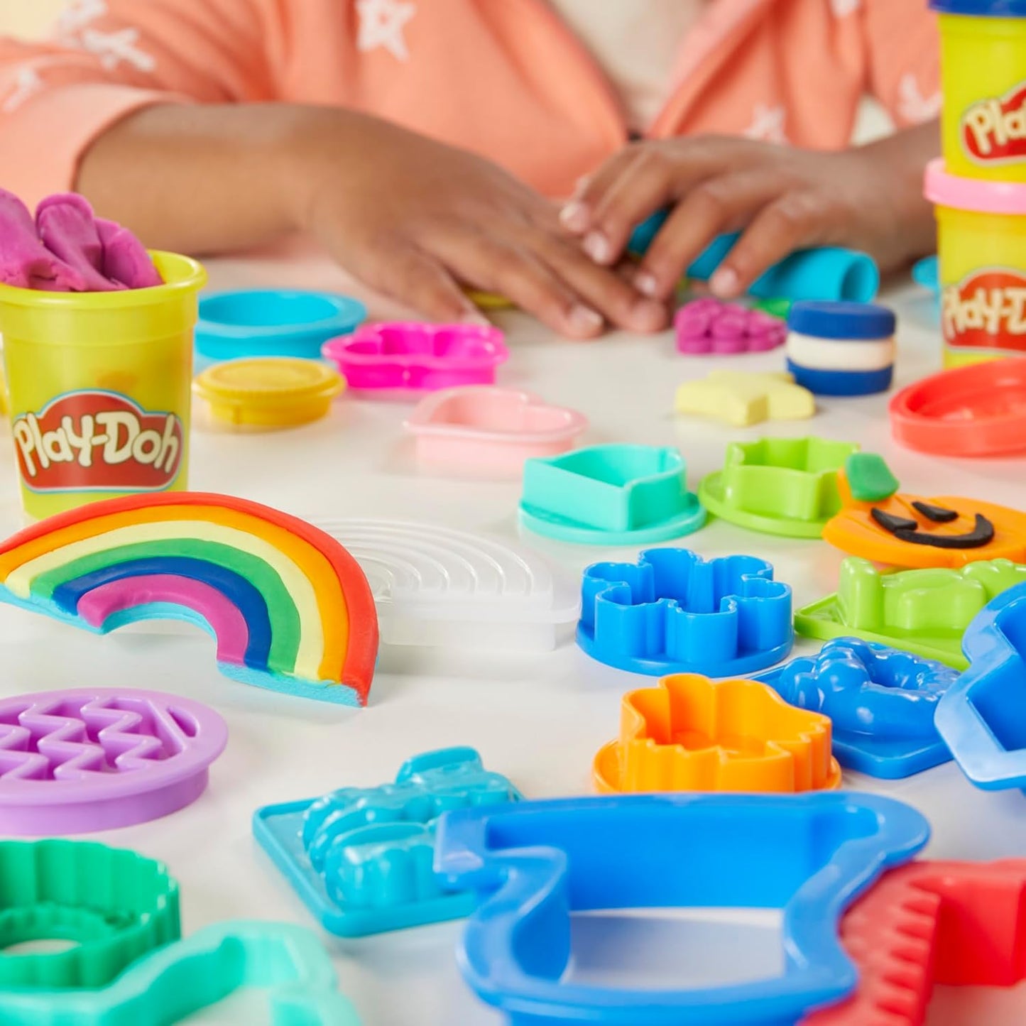 Play-Doh Holiday-Werkzeugset, 43 Zubehörteile und 10 Farben, ganzjähriges Kunst- und Bastelset für Kinder ab 3 Jahren