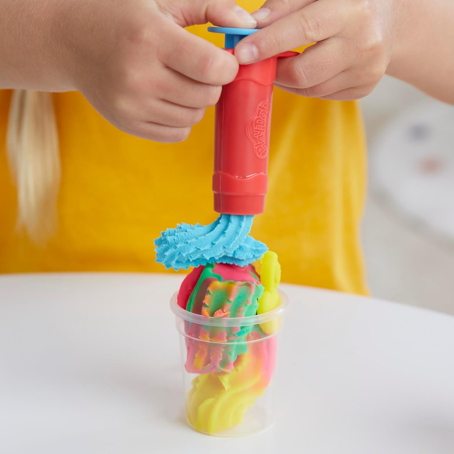 Play-Doh Swirlin‘ Smoothies Spielzeugmixer-Spielset, Kinderspielküchenset mit 5 Farben ab 3 Jahren