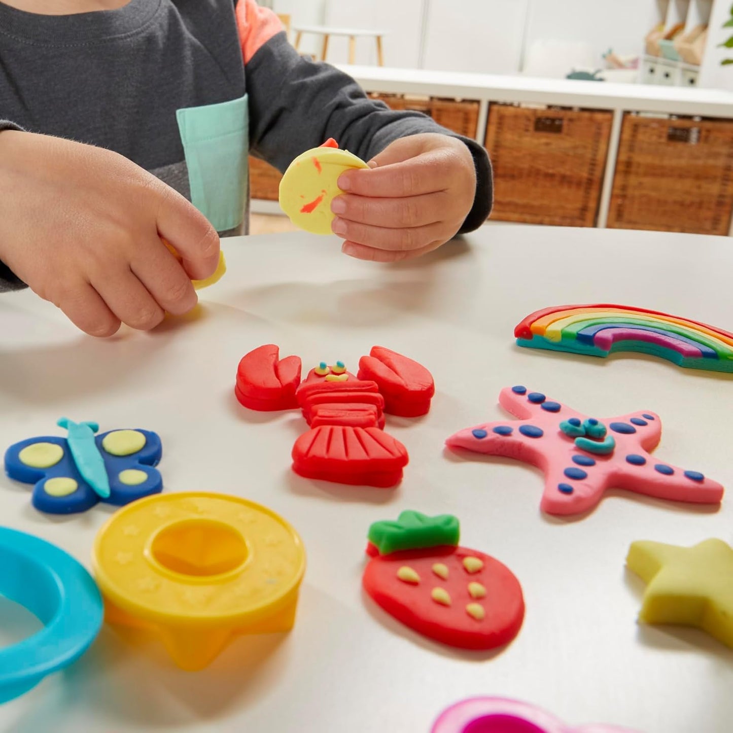 Play-Doh Holiday-Werkzeugset, 43 Zubehörteile und 10 Farben, ganzjähriges Kunst- und Bastelset für Kinder ab 3 Jahren