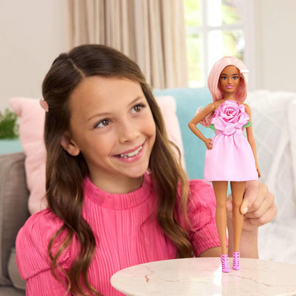 Bambola Barbie Fashionistas con abito rosa senza spalline