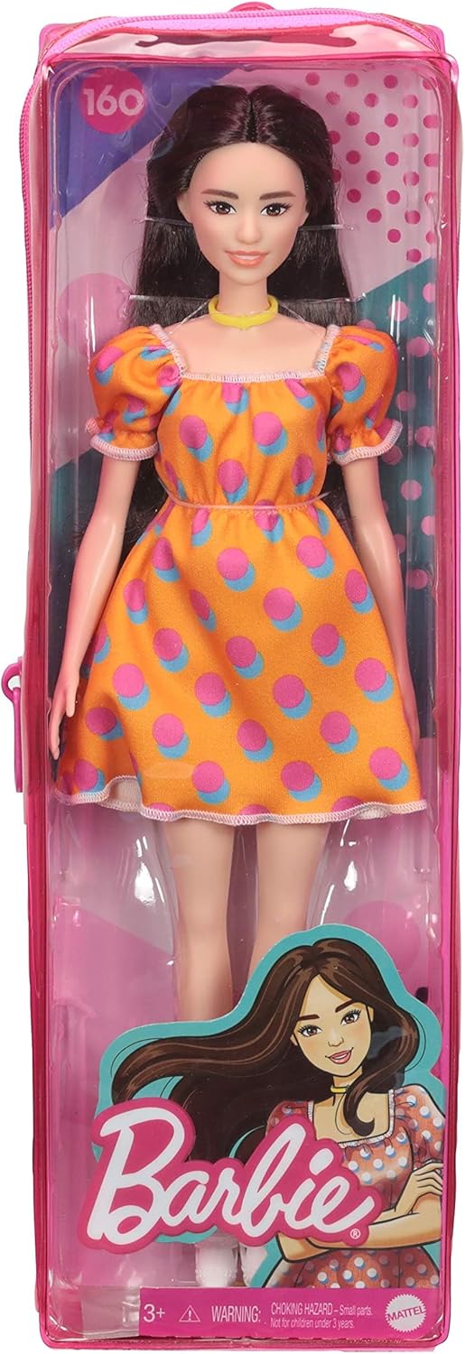 Barbie Fashionistas-Puppe mit langen brünetten Haaren, einem gemusterten orangefarbenen Kleid, weißen Schuhen und einem gelben Halsband