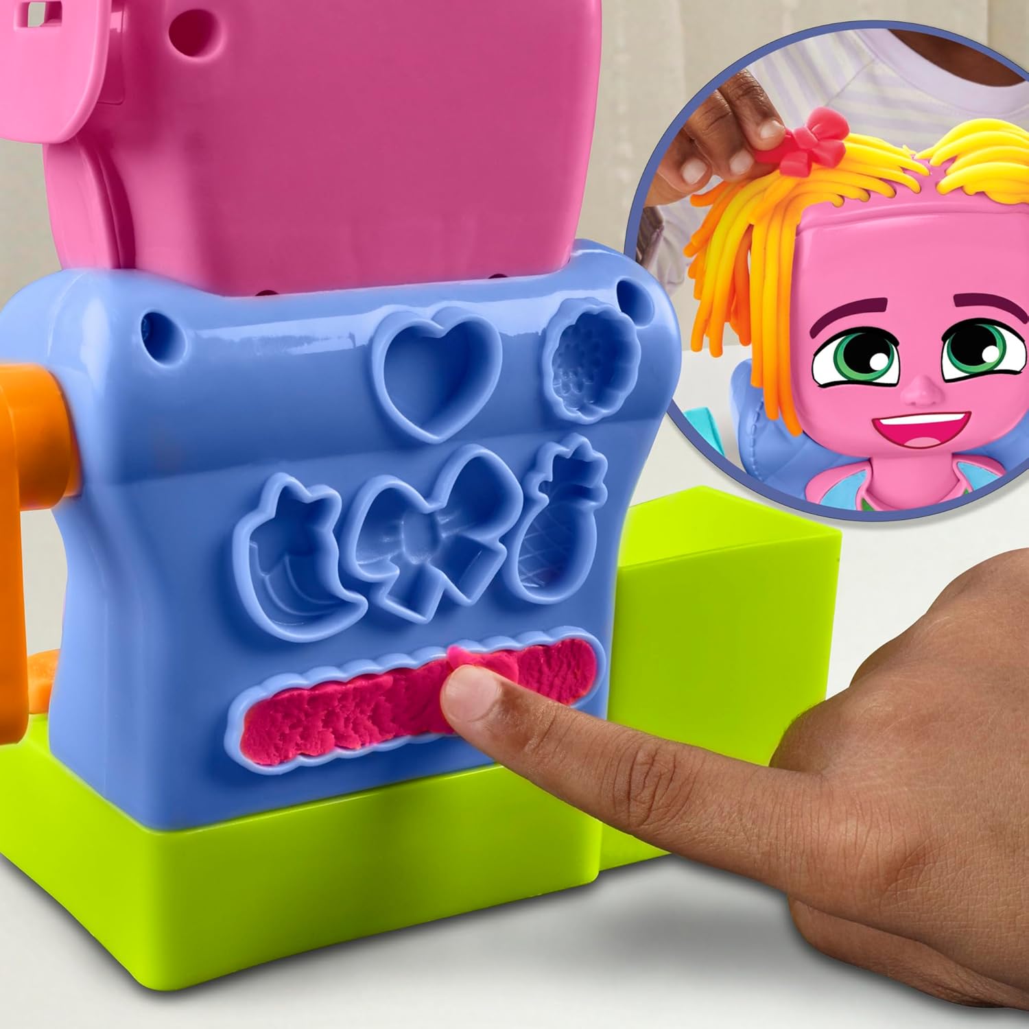 Play-Doh Hair Stylin’ Salon-Spielset. Erstellen Sie verrückte Frisuren mit 6 Play-Doh-Farben. Rollen Sie ein Salonspielzeug für Kinder ab 3 Jahren